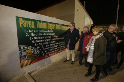El alcalde de Lleida, Fèlix Larrosa, ayer en las instalaciones de la UE Bordeta, ante un mural con el decálogo por el fair play.