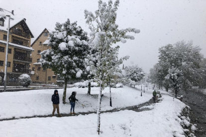 Niños jugando con la nieve en Vielha donde se llegaron a acumular casi 20 centímetros.
