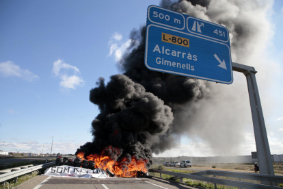 Los manifestantes quemaron neumáticos en la autovía entre Alcarràs y Soses. 