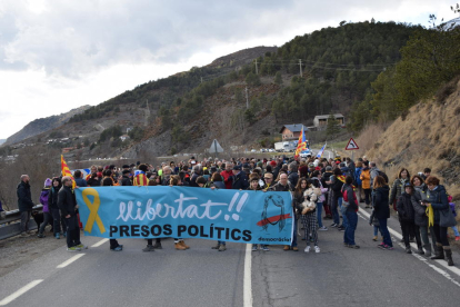 Els manifestants van cremar pneumàtics a l’autovia entre Alcarràs i Soses.
