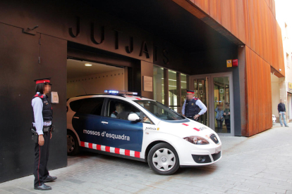 El cotxe policial que va traslladar el jove fins als jutjats de Balaguer.