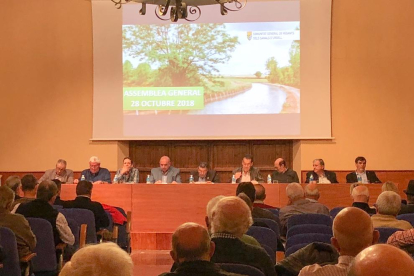 La asamblea de regantes del Canal d’Urgell celebrada ayer en Mollerussa.