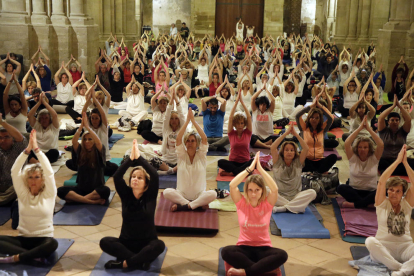 Singular sessió de ioga, ahir a la nit a la Seu Vella en una nova edició de ‘Nits de Lluna Plena al Claustre’.