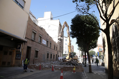 Imatge dels treballs de demolició, que obliguen a tallar Bisbe Messeguer.