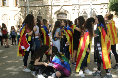 Moment de la ‘Besada lèsbica’ d’ahir, a la plaça Víctor Siurana.