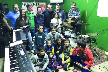 Alumnos de la escuela de música de Castellserà ya practican la canción que tocarán en el festival.