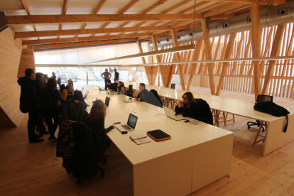 Una desena d'emprenedors ha estrenat la Casa de Fusta del Centre Històric de Lleida.