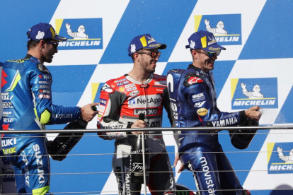 Maverick Viñales celebra su triunfo en Australia junto a Iannone y Dovizioso.