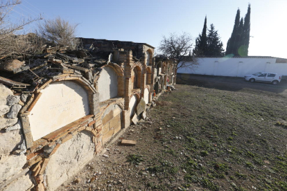 Els nínxols en ruïnes que l’ajuntament preveu demolir i el nou cementiri al fons.