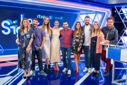 La presentadora Raquel Sánchez Silva (cuarta por la izquierda), con los colaboradores del espacio.