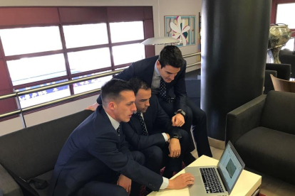 Xavier Estrada i els seus assistents preparen un partit a través d’un ‘software’ que analitza els equips.