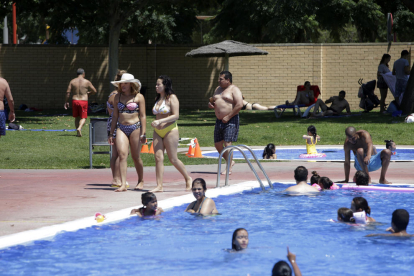 Los leridanos hicieron frente al calor en las piscinas. 