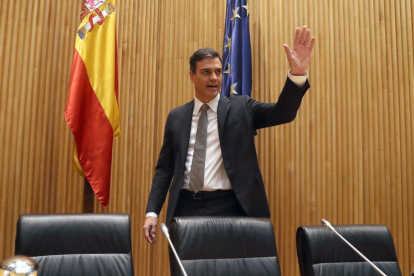 El secretari general del PSOE, Pedro Sánchez, davant dels diputats socialistes, ahir, al Congrés.