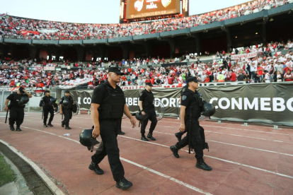 Policías en el estadio de River el pasado sábado tras la suspensión.