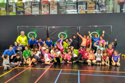 Grup de nens que va participar dissabte passat en una nova edició del Voleibolitza’t, que en aquesta ocasió va ser inclusiu.