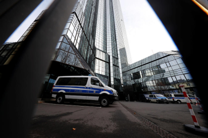 La Policia també va escorcollar la seu central del Deutsche Bank.