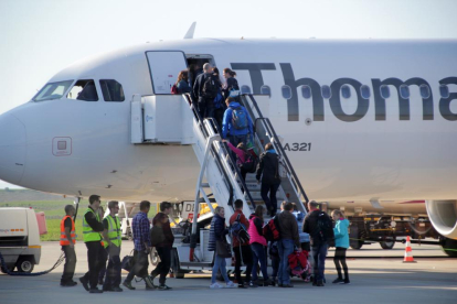 Viatgers en un dels vols de Neilson a l’aeroport d’Alguaire.