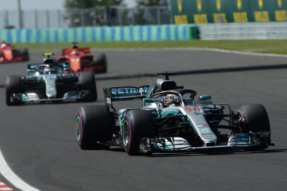 Lewis Hamilton celebra amb el seu enginyer de carrera Riccardo Mosconi la victòria al Gran Premi d’Hongria.