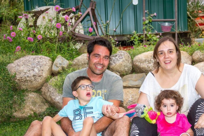 Marc Monsó y Cristina Parramon, de Tremp, con sus hijos, Pol (9 años) y Júlia (2).