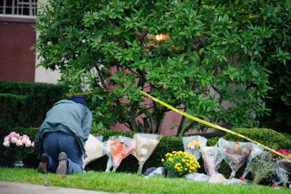 Un hombre coloca flores ante la sinagoga El Árbol de la Vida de Pittsburg, ayer.