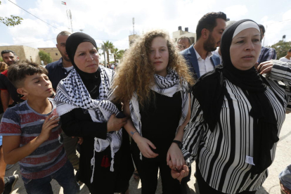 La adolescente palestina Ahed Tamimi (centro) fue liberada ayer. 