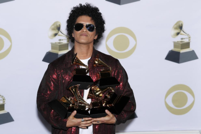 El popular cantante hawaiano Bruno Mars arrasó en los premios Grammy con seis gramófonos dorados.