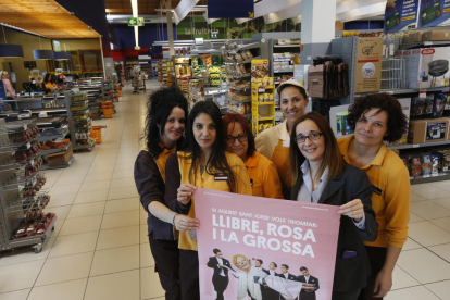 Empleadas del supermercado Esclat de Copa d’Or de Lleida, ayer tras el sorteo. 