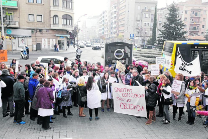 Un centenar de metges es van concentrar ahir davant la delegació de Salut de Lleida.
