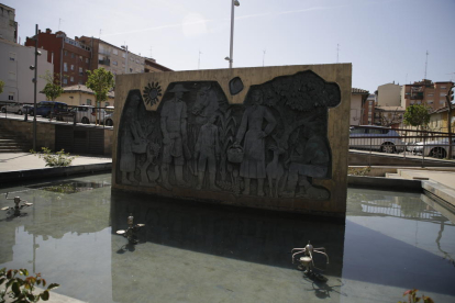 La fuente de la plaza dels Pagesos lleva desde el pasado martes con los surtidores rotos.