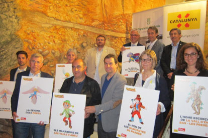 Las autoridades ayer en la presentación en la Diputación de la acción promocional del turismo familiar en Catalunya.