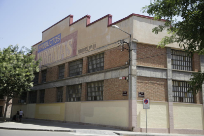 La planta está ubicada en la calle Pintor Garcia Lamolla.