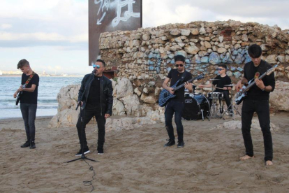 El Último Escuadrón va gravar el videoclip, que es pot veure a YouTube, a la platja de la Pineda.