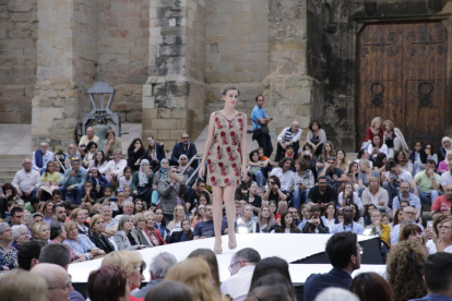 La plaça Sant Josep de Lleida va acollir ahir una desfilada per presentar el projecte ‘Moda Re-’.