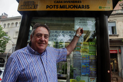 El vendedor de Tàrrega Josep Puighermanal, ayer, mostrando el cartel del premio repartido.