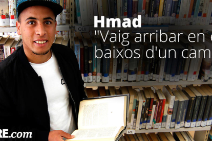 Hmad ha convertido la biblioteca en su segunda casa, donde sigue formándose y aprendiendo idiomas.