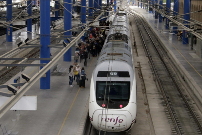 Passatgers a l’estació Lleida-Pirineus pujant a un Alvia.