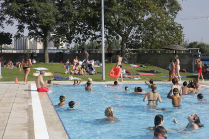 Les piscines municipals de Pardinyes es van omplir ahir a la tarda per les altes temperatures.