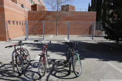 La macrojaula para bicis está junto a un parking al aire libre.
