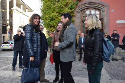 Laura Borràs, ayer a su llegada a La Seu d’Urgell, recibida por el alcalde y la delegada del Alt Pirineu.