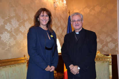 Laura Borràs, ahir a l’arribar a la Seu d’Urgell, rebuda per l’alcalde i la delegada de l’Alt Pirineu.