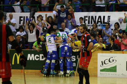 Els jugadors llistats s’abracen a Joan Cañellas després que el tarragoní marqués el gol decisiu que classificava l’equip.