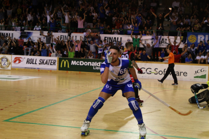 Els jugadors llistats s’abracen a Joan Cañellas després que el tarragoní marqués el gol decisiu que classificava l’equip.