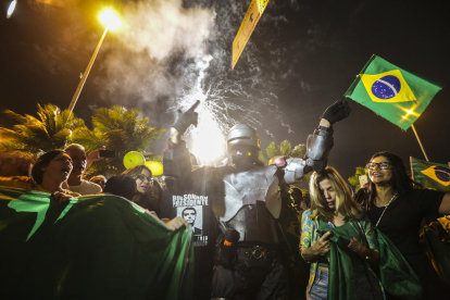 Simpatizantes del Jair Bolsonaro celebran su victoria frente a su casa en Río de Janeiro.