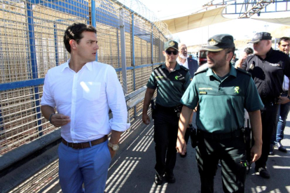 El líder de Ciutadans, Albert Rivera, ahir, a la tanca fronterera entre Ceuta i el Marroc.