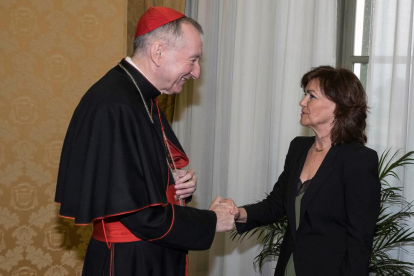 El secretario de Estado vaticano, Pietro Parolin con Carmen Calvo.