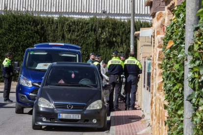Agentes policiales retiran los cuerpos encontrados en Las Torres de Cotillas, en Murcia.