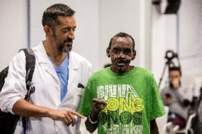 El doctor Cavadas reconstrueix el rostre i la mà d'un kenià atacat per una hiena
