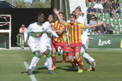 El Lleida se aleja del play off al perder en Elche (2-0)