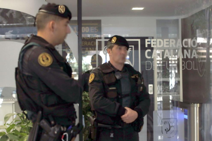 Agents de l’UCO, ahir a les portes de la Federació Catalana mentre s’efectuaven els escorcolls.