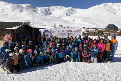 La comitiva del COE va posar amb els esquiadors del centre de tecnificació estatal de Vielha durant la visita a l’estació de Baqueira Beret.